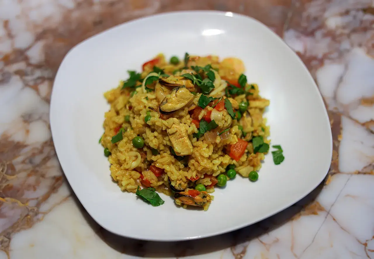 Paella mixta de pollo y marisco